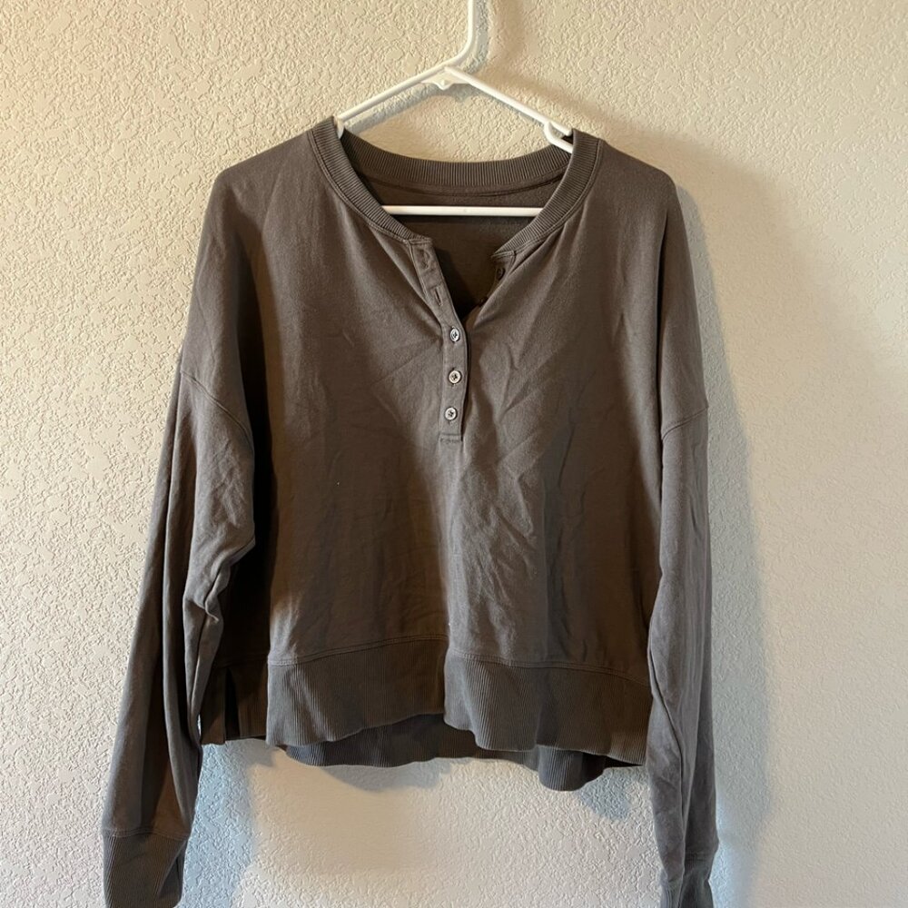Vuori Laguna Henley Crop Long Sleeve Sweatshirt – Brown (Size Large)